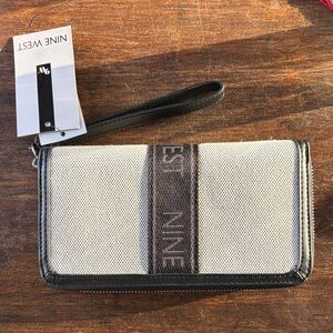 Nine West Black and Cream Wristlet